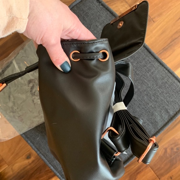 Black pleather backpack with rose gold accents - Picture 6 of 8